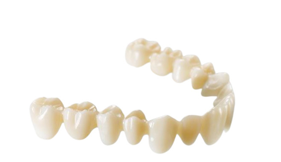 La porcelaine confortable couronne la céramique de regard réaliste de dents saines